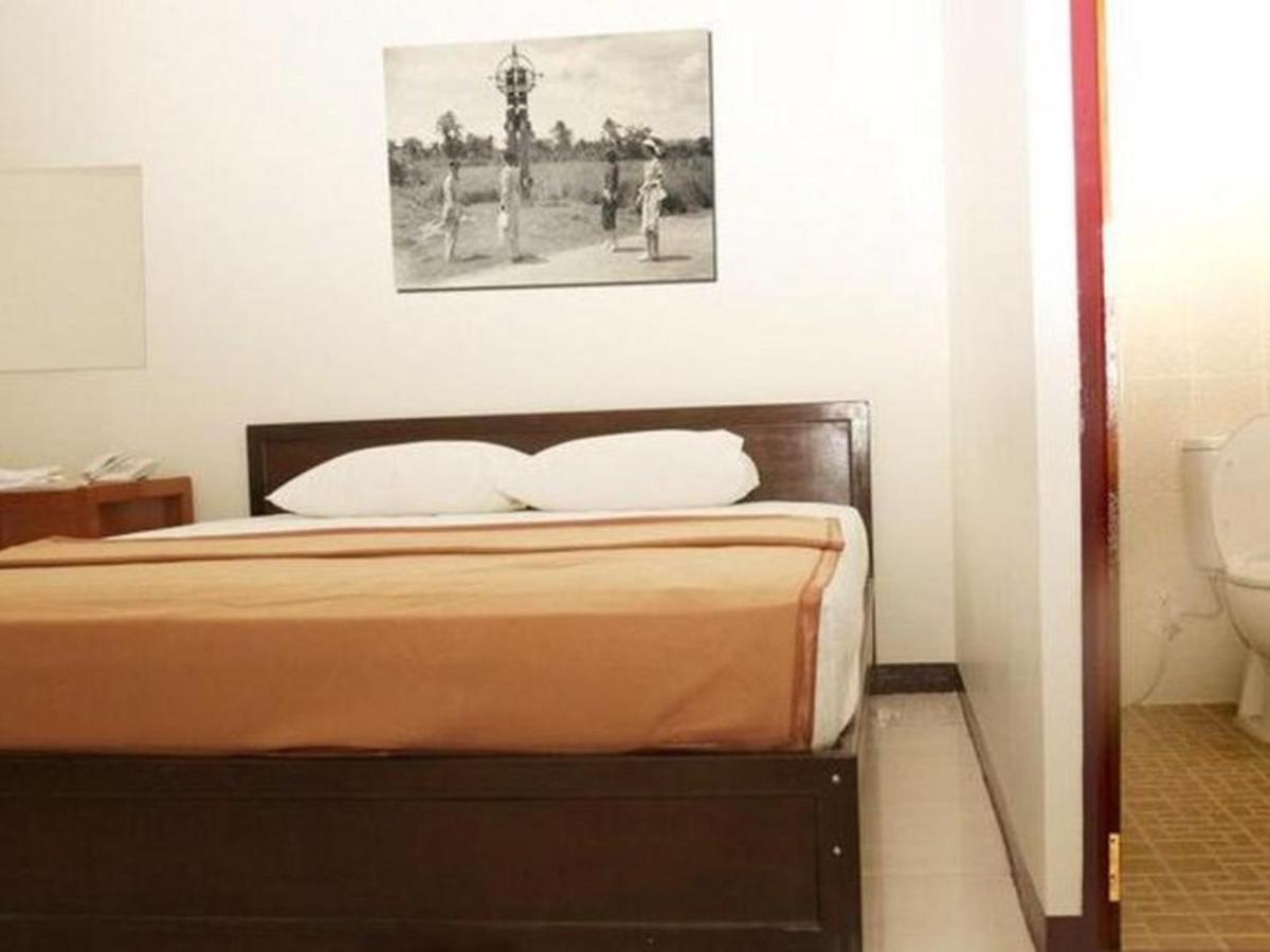 Hotel Aroma Inn Понтианак Экстерьер фото