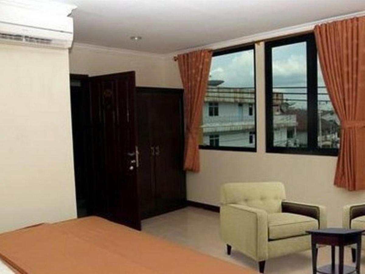 Hotel Aroma Inn Понтианак Экстерьер фото
